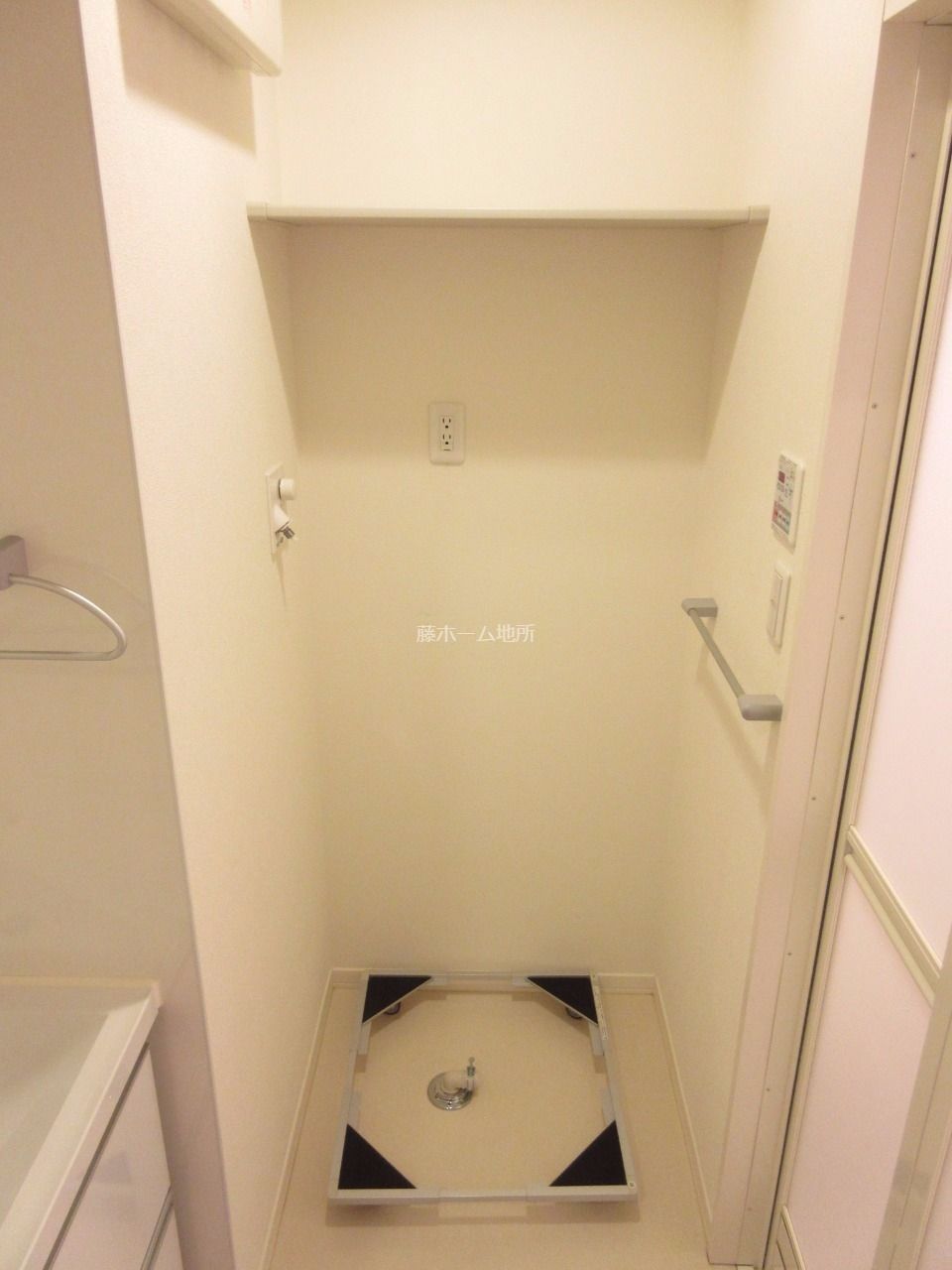 室内洗濯機置場 上部には収納棚があります