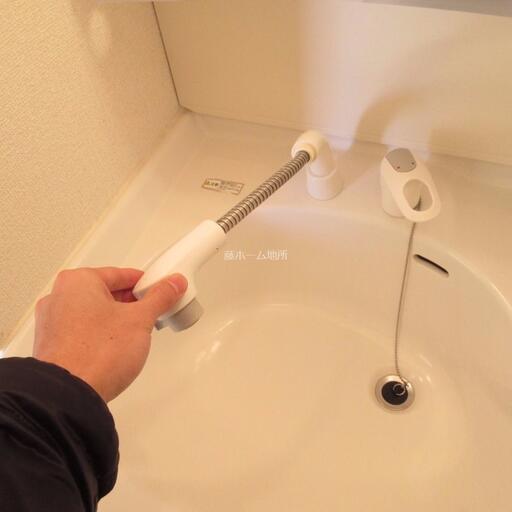 シャワーノズルが伸びます 洗髪時や洗面台を清掃する際にとても役に立ちます