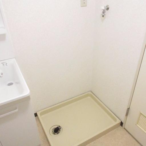 防水パン付洗濯機置場 洗濯機置場には防水パンを設置しました