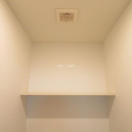 トイレ内上部の収納棚