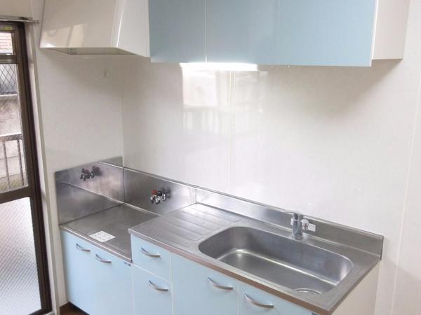 キッチン独立タイプ 収納扉がさわやかな水色で、料理をする楽しみも味わって欲しい
