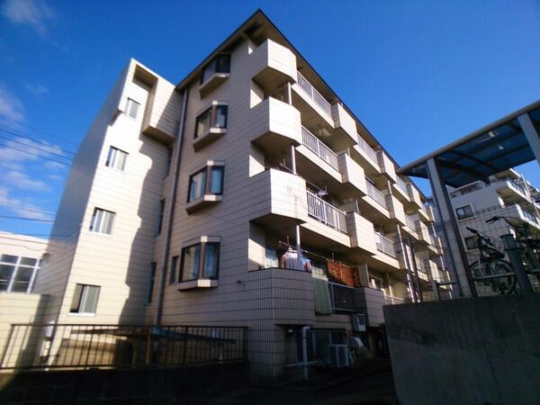 総タイル張りの外観 落ち着いたお洒落な外観