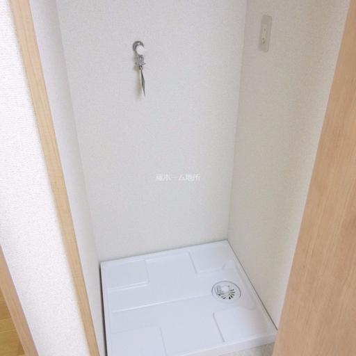 防水パン付洗濯機置場 洗濯機置場には防水パンを設置しました