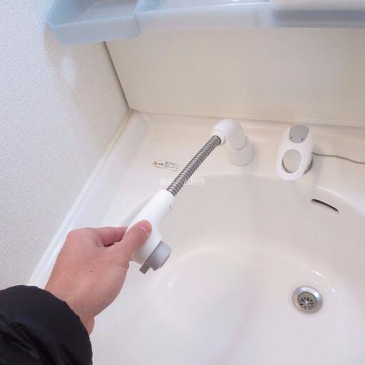 シャワーノズル ノズルが伸びるので洗髪時と洗面台の清掃時にとても役に立ちます