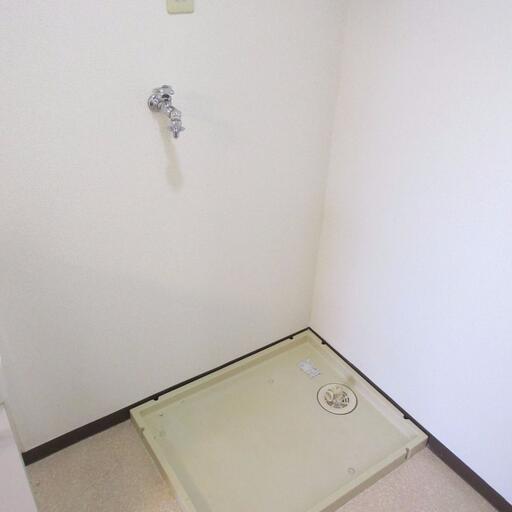 防水パン付洗濯機置場 洗濯機置場には防水パンを設置しました