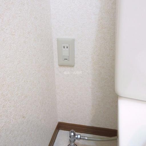 トイレ内にコンセント コンセントがあるのでウォシュレットが設置可能です