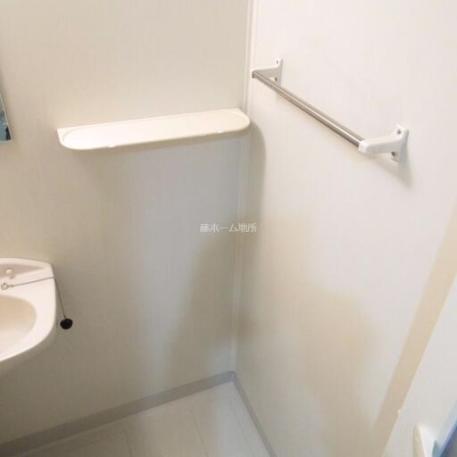 収納棚とタオル掛け