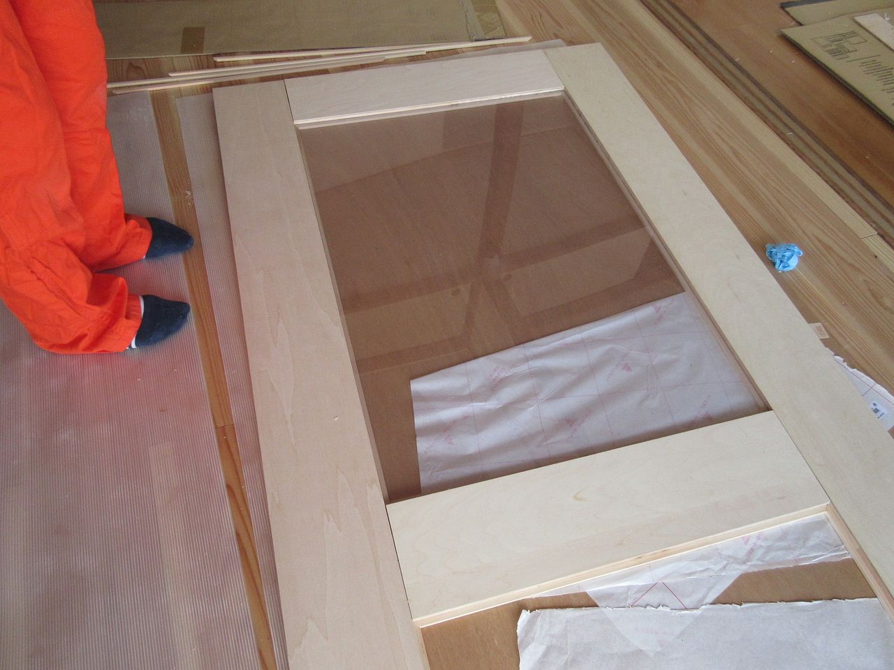 最初に取り付けた角材のボンドが乾いたら、アクリル板を木枠にはめ込み、その上から角材で同じように固定すれば完成です。