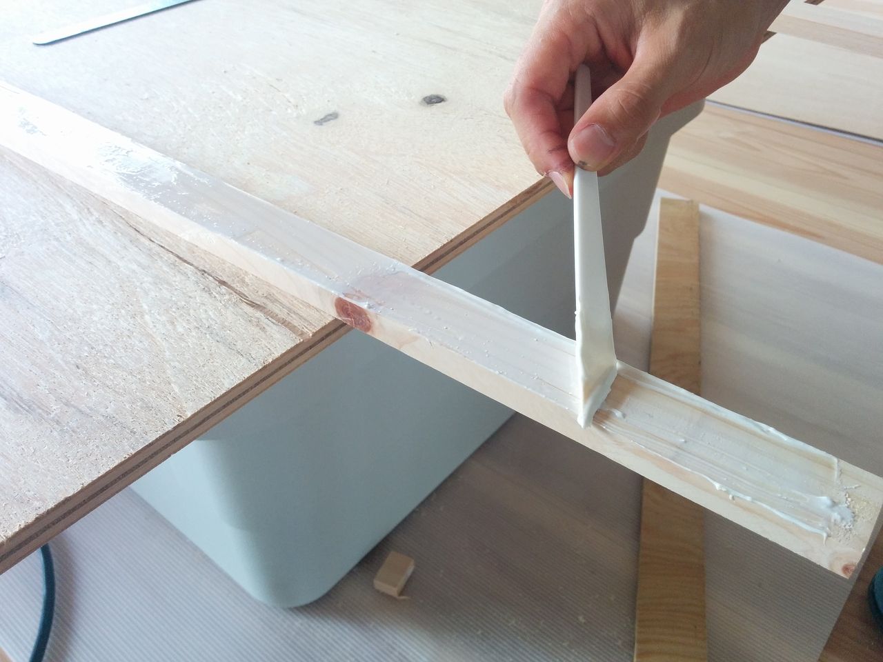 木枠材に接着材を塗布する