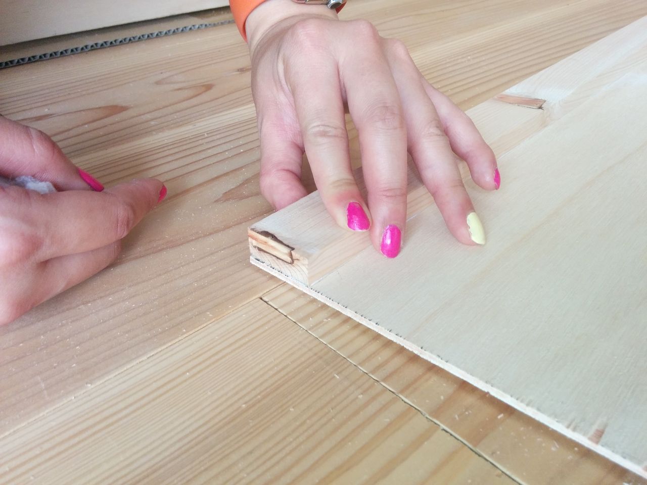 木枠材とベニヤ板を貼りつける