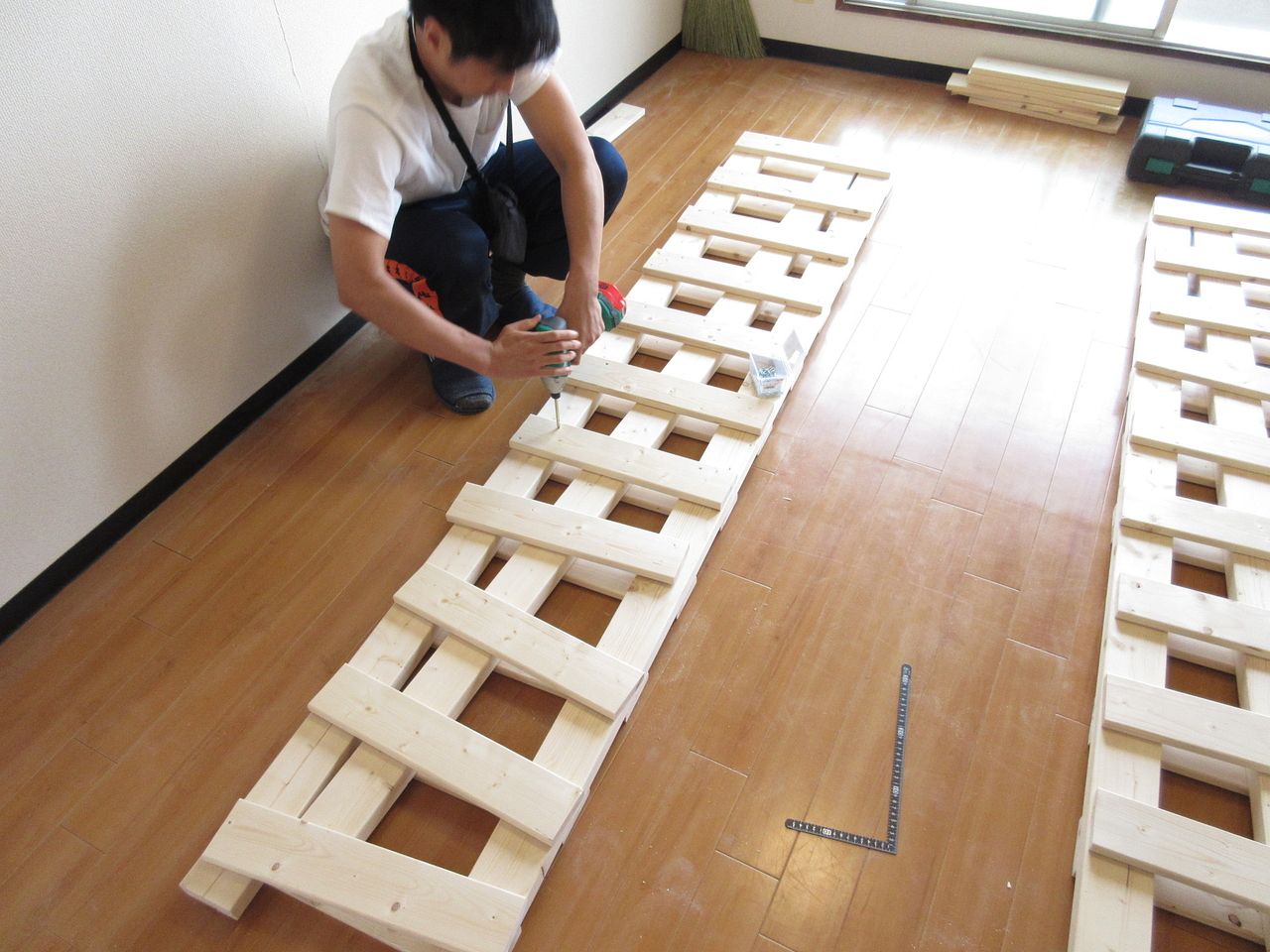斜材を取り付け終えたら、ひっくり返して最初にやった作業をもう一度やります。
木材を等間隔に並べてビスで固定しまくます。
これを全て手作業でやるとなるとかなりの作業量になります。
やはり電動工具のパワーは恐るべしです。