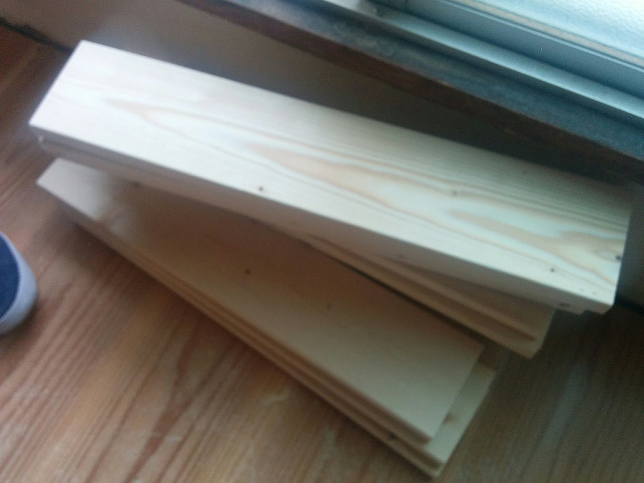 木材に墨出しをして、ひたすら木材をカットしていきます。
2×4材は天井高よりも少し低いぐらいでカットし、1×4材は約1,800mmあるモノを4等分にカットします。
この作業はかなりの量の木材をカットするので、電動工具である丸ノコの使用をおススメします。