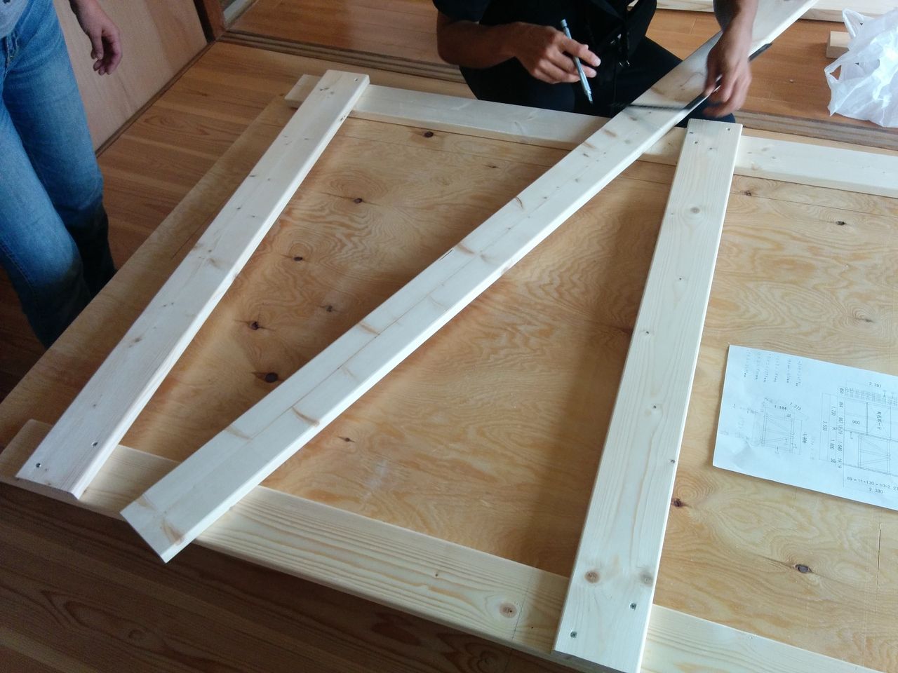 1×4材をカットして木ビスを使って組み立てていきます。
これは先程作った2つのラダー部分をつなぐためと補強のための部材になります。
