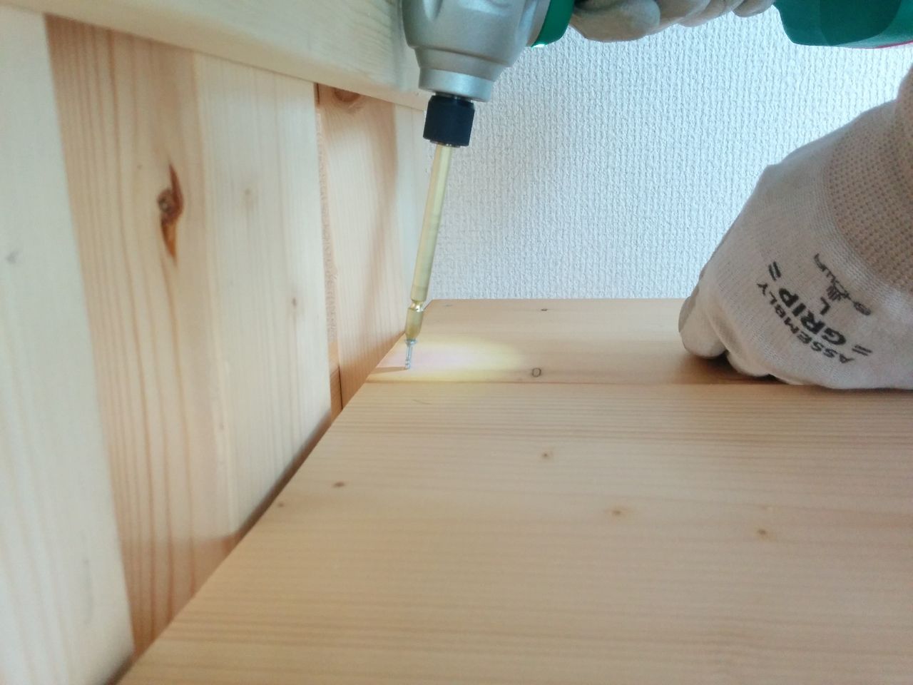 棚板材となる1×8材をカットして、インパクトドライバーを使って木ビスで棚板材を固定していきます。
あとはこの繰り返しの作業です。