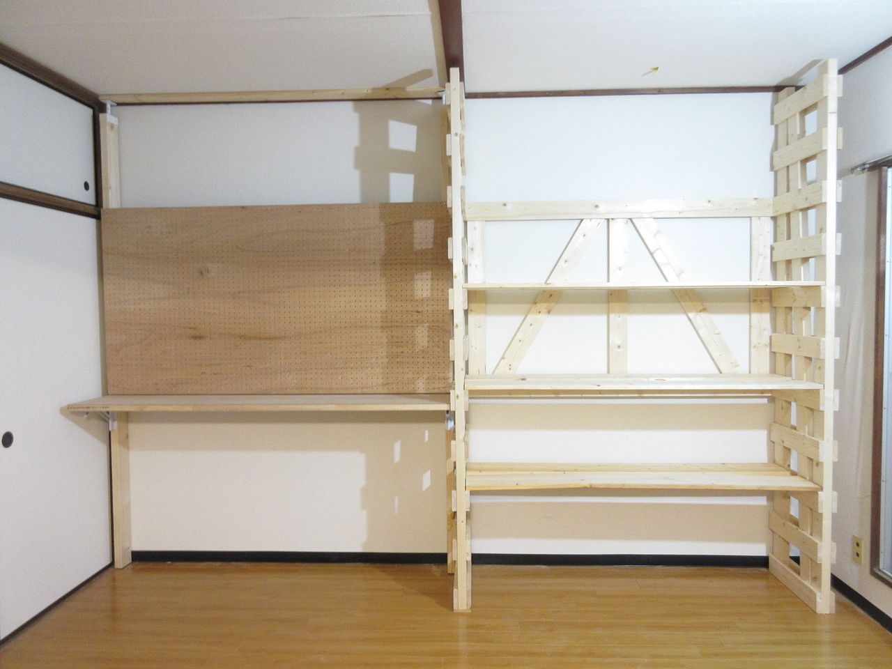 これで二つの収納棚の完成です。
できあがってみるとかなり存在感のある収納棚ができました。
やはり木材の素材感が良い感じです。
これだけの収納があると新たに道具も欲しくなってしまいました。
