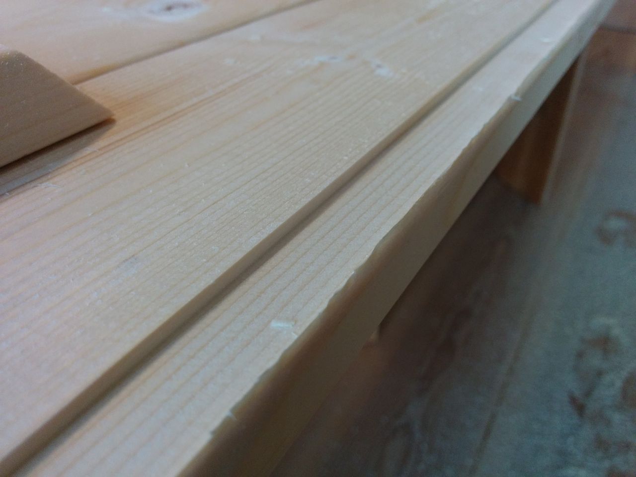 新規で取り付ける木枠材の厚みが、これからはめ込む溝よりも少し厚かったためトリマーを使って掘り込みました。
