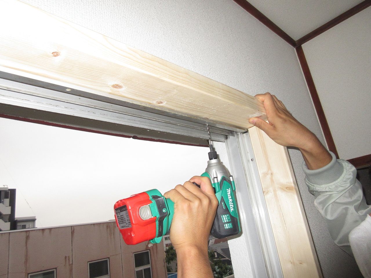 下穴をあけて既存の枠材を固定していたビスを使い、窓枠に新規枠材を固定します。