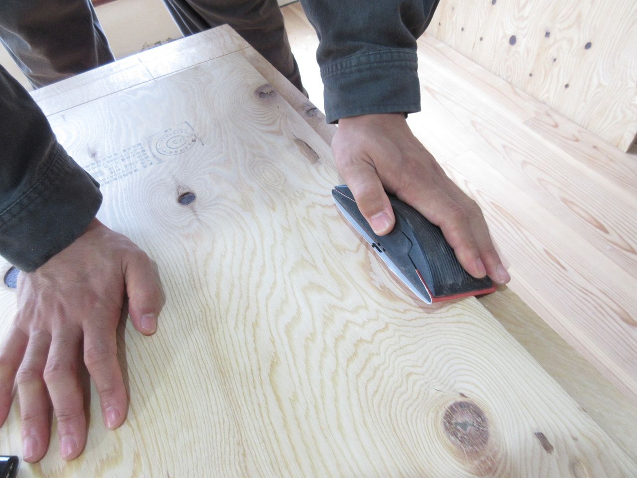 電動工具である丸ノコを使って合板をカットします。
そして、サンドペーパーを使って合板の角部分を磨いて削り落します。