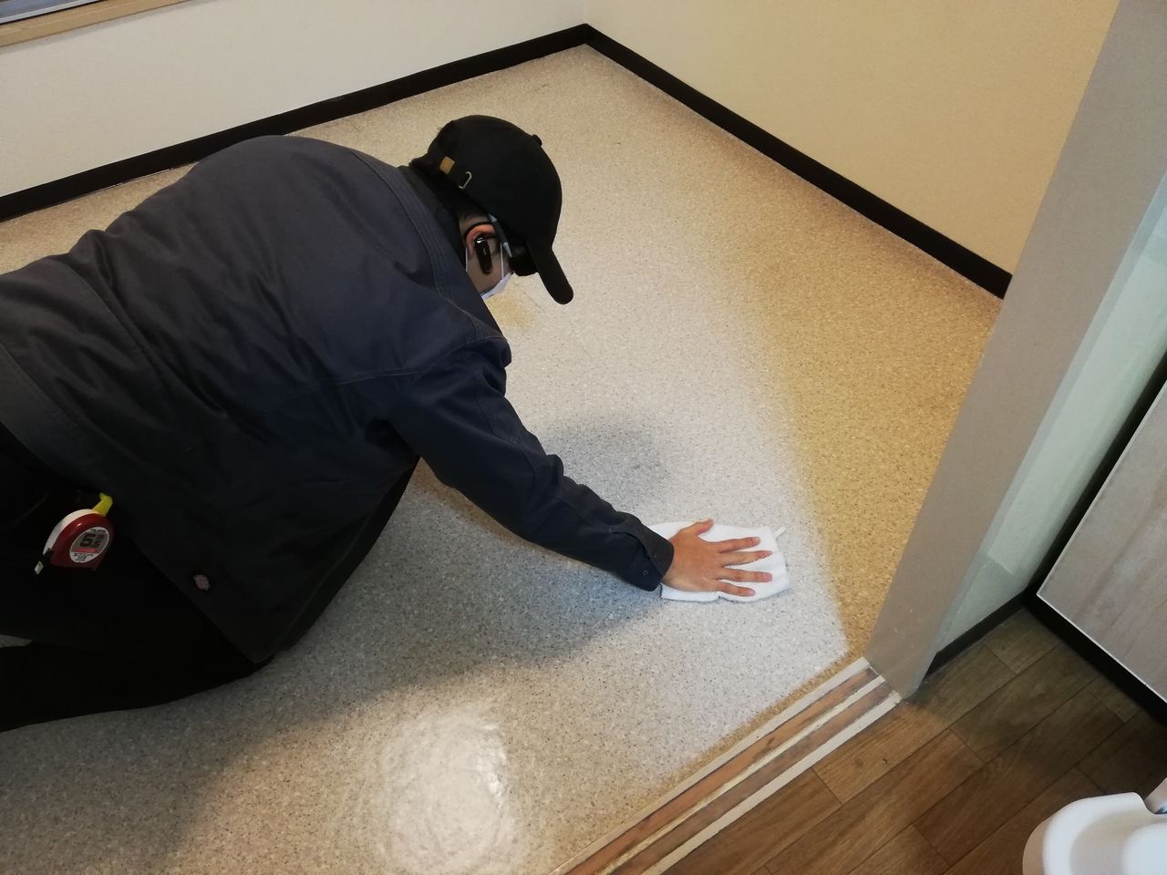 合板の仮敷きが終われば床の掃除をします。
掃除機を使って埃をとり、雑巾がけをして床をキレイにします。
この掃除は次の作業をする上で重要なので、しっかりとやります。