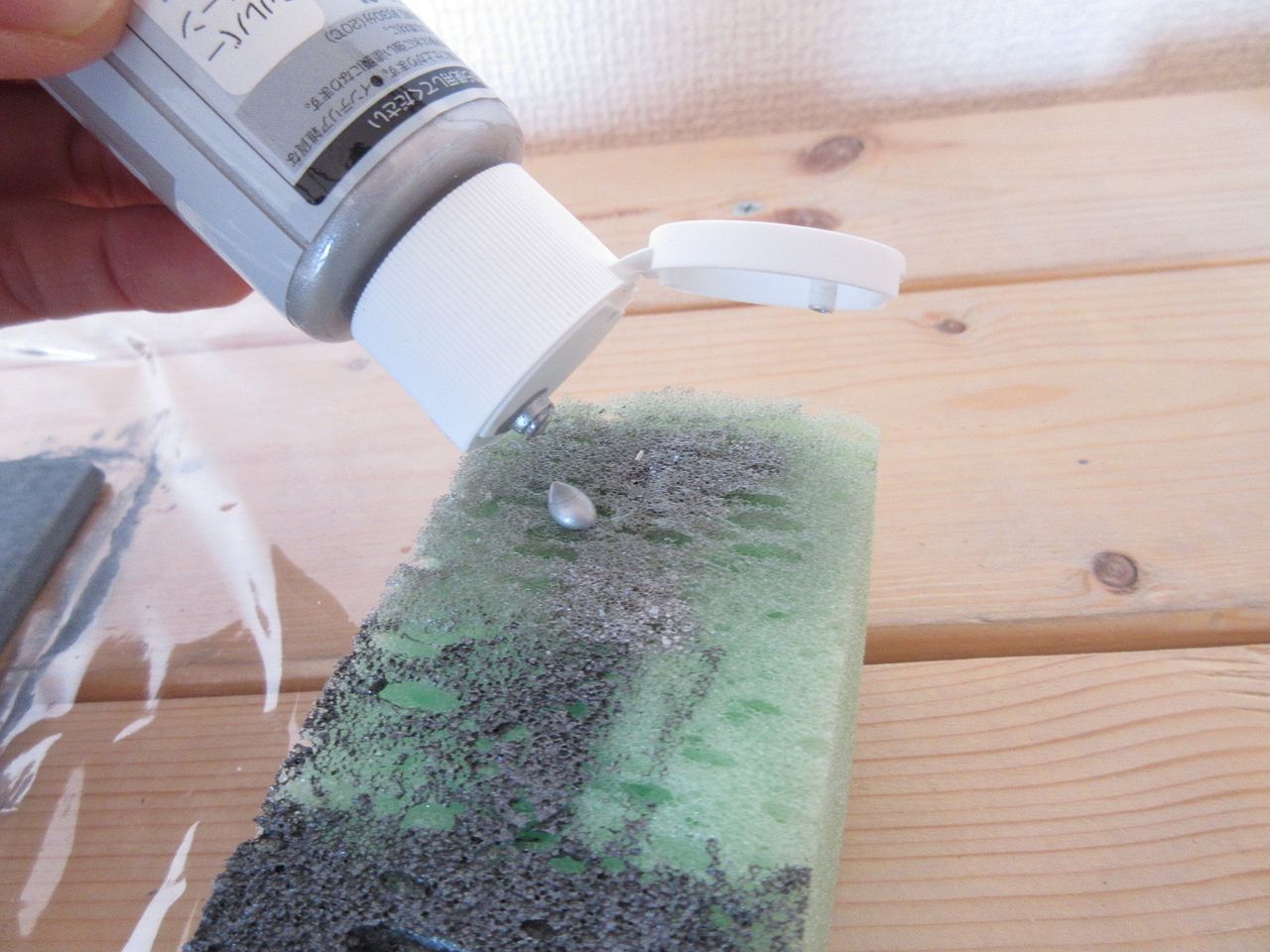 先程の状態で完成なのですが、もうひと手間加えていきます。スポンジを使って、シルバー色の水性塗料を重ね塗りしていきます。