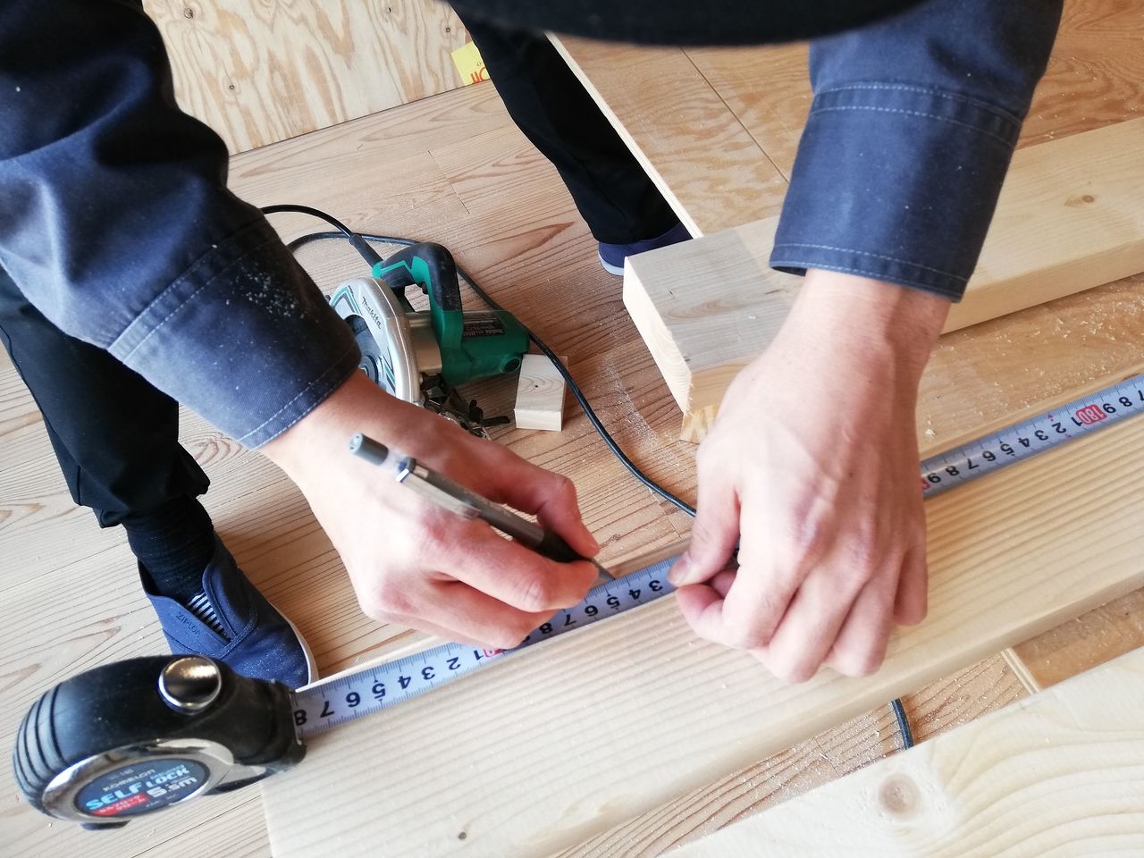 『DIYできちゃう壁』を設置したい場所の床から天井までの高さを測って、2×4材をカットします。