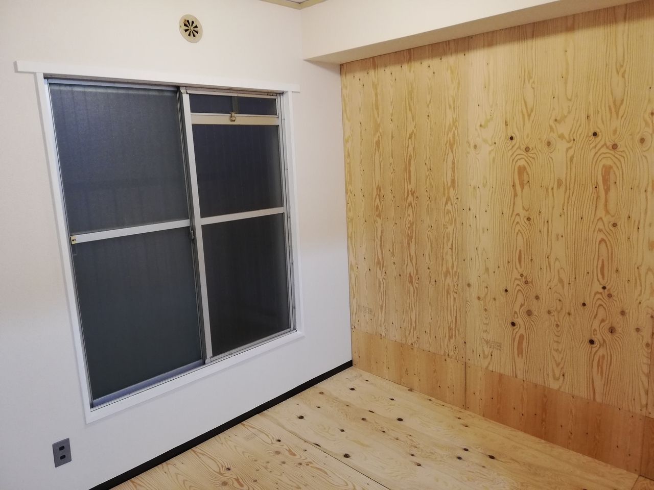 施工後 このように見ると、施工前の枠の方が目立っている感じがしませんか?施工後は壁のクロスと枠の色が近くなり、同化しているように見えます。これが何かスッキリしている要因です。また、施工前のベージュ色でも悪くないのですが、施工後の方が少し洗練された感じがします。そして、今までリメイクしてきた『合板の床』と『リメイクできちゃう壁』とも良い感じにマッチしていると思います。