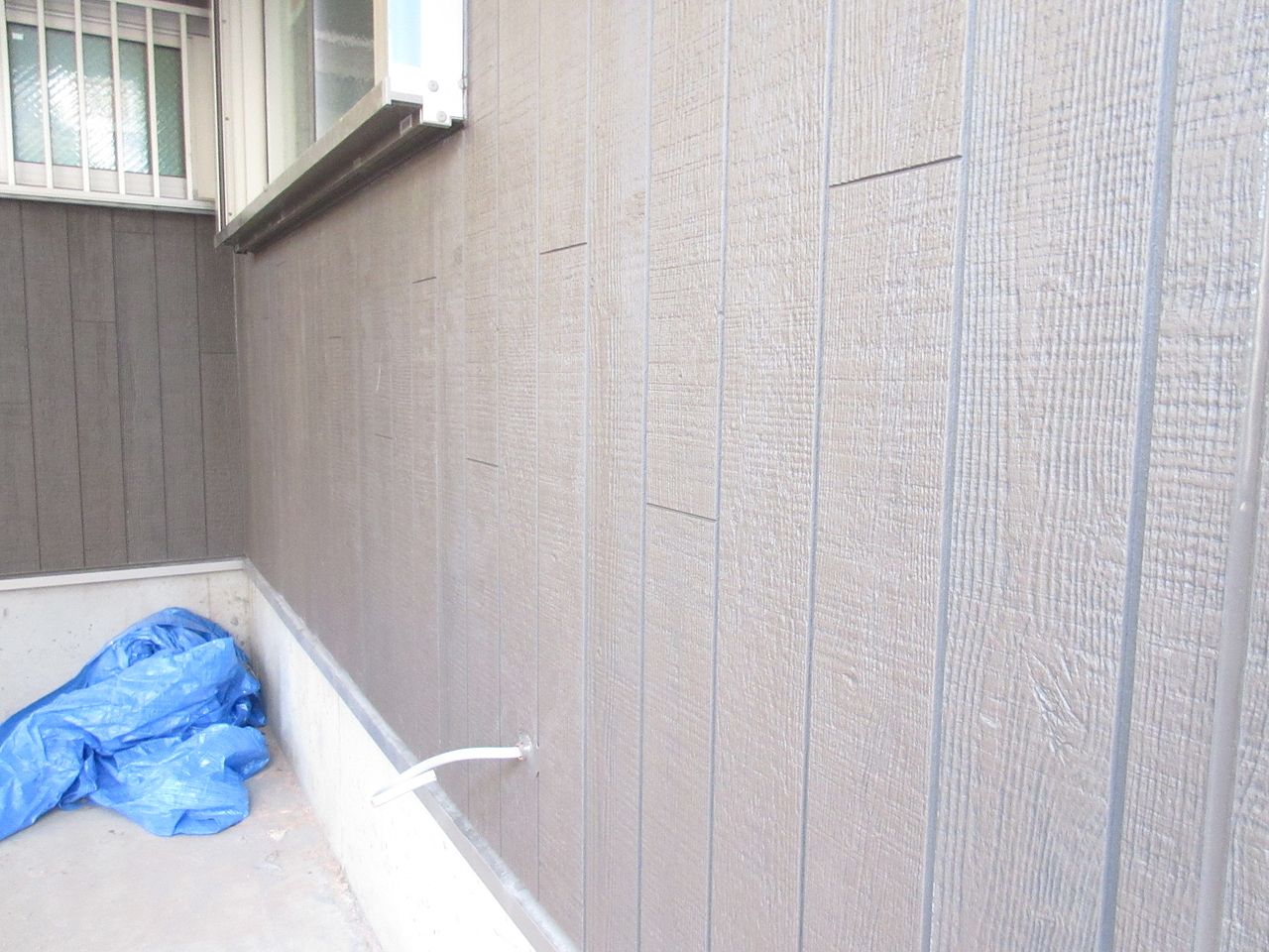 外壁の仕上げ材はほぼ貼り上がってきました。外壁の仕上げの一部は木目調の仕上げ材を使ってアクセントを加えています。