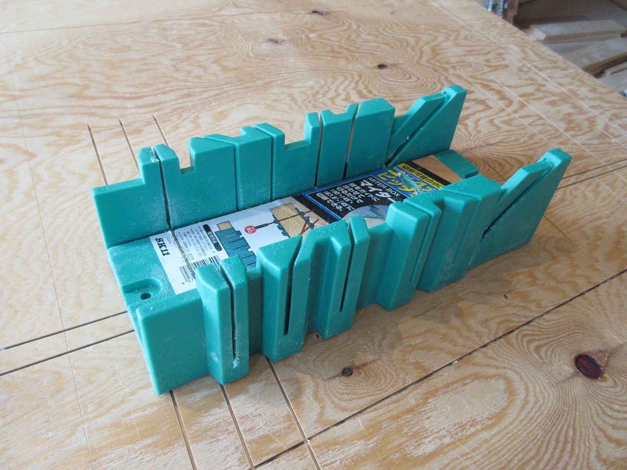 マイターボックス DIYでは、この2つのガイドが定番なモノではないでしょうか。両タイプとも木材を『直角切断』、『45°切断』、『45°傾斜切断』ができます。これがあるだけで本当に心強いですよ。