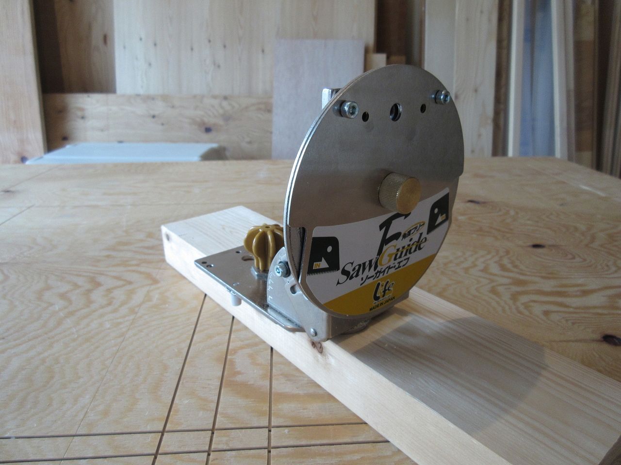 ノコ用切断ガイド DIYでは、この2つのガイドが定番なモノではないでしょうか。両タイプとも木材を『直角切断』、『45°切断』、『45°傾斜切断』ができます。これがあるだけで本当に心強いですよ。