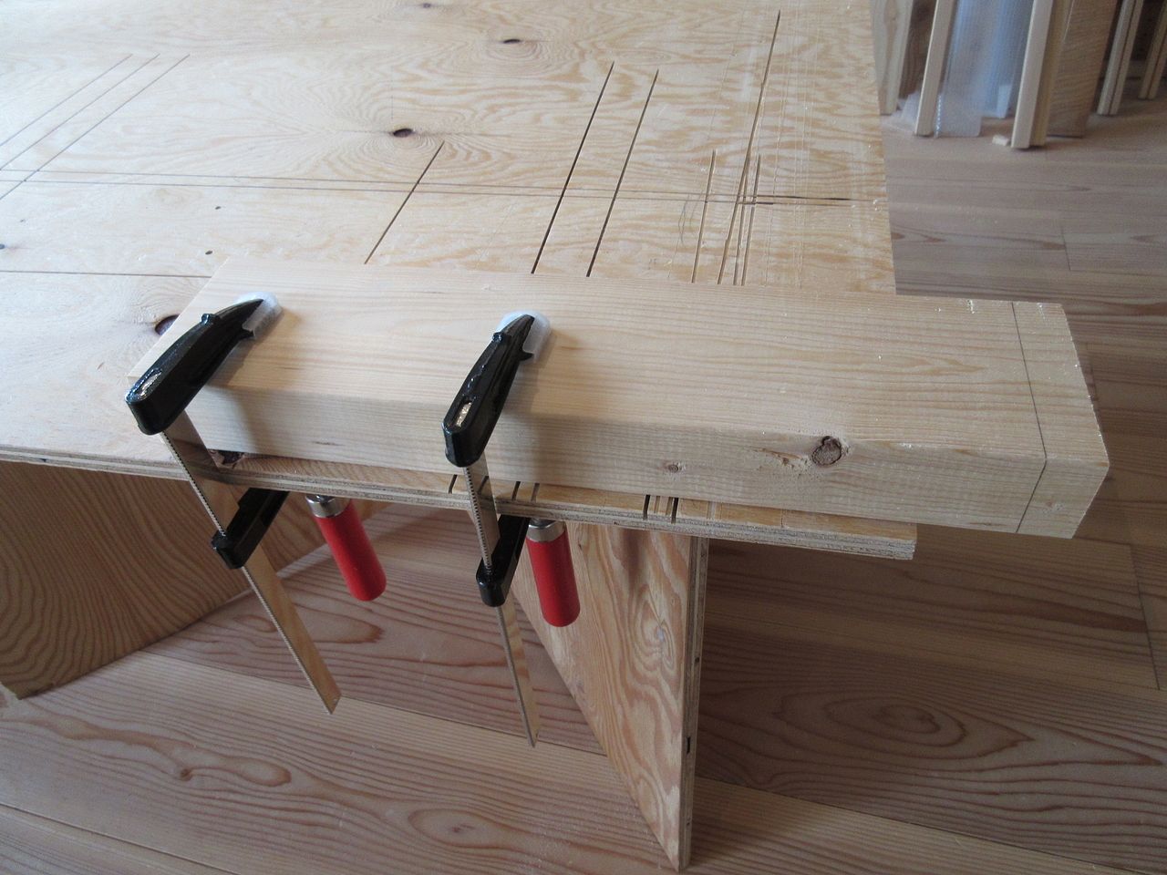 クランプを使って木材を作業台に固定しなくていいかもしれませんが、固定した方がカットしやすいので慣れないうちは固定してカットすることをおススメします。もし、クランプを使わずにカットする場合は、手などを使って木材をしっかり押さえてカットしましょう。