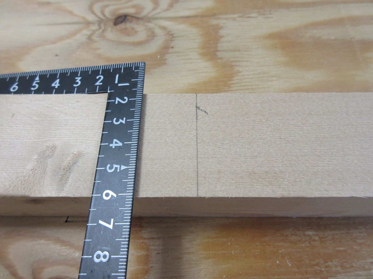 これも簡単です。レ点の先っぽに差し金を合わせれば、一本の線が引けます。この線に合わせてノコギリや丸ノコでカットすれば、自分の欲しい寸法で木材をカットすることができます。
