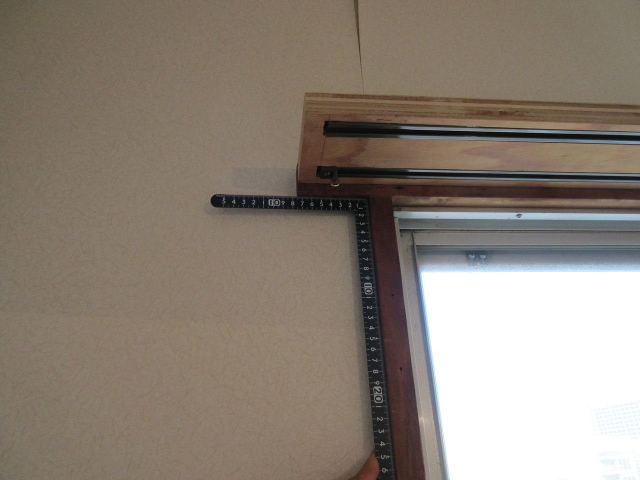 材の反りなどをチェックする時と同様に、サシガネを調べたい直角部分に当てることで簡単にチェックできます。上の写真は、木材をカットした端部が直角になっているのかをチェックしています。下の写真は、窓枠部分の接合部が直角になっているのかをチェックしています。