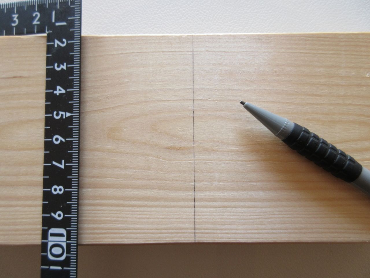 サシガネを使えば木材に対して直角な線を引きます。木材にサシガネを引っ掛けて、鉛筆などで線を引けば完了です。状況にもよりますが、サシガネの長手（長い方）側を木材に当てて、妻手（短い方）側で線を引いた方がより正確な直角の線が引けます。