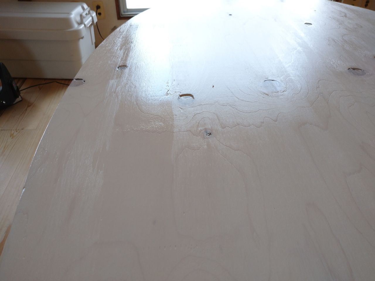 そして2回目。ニスはほぼ透明色なので、2回目を塗ってもイマイチ変化が分かりません。しかし、ニスを塗装する前と比べるとツヤ感が加わり、よりお米らしくなりました。これでテーブルの天板は完成です。