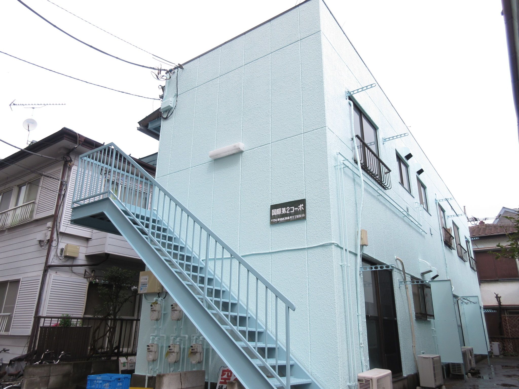 板橋区高島平の爽やかなブルーな建物