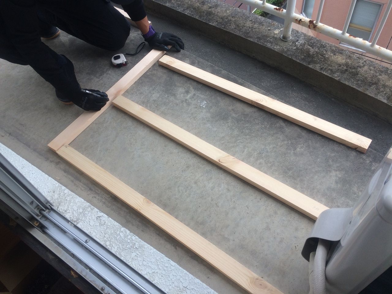 ウッドデッキパネルの作り方は、下地材を並べ、塗装した1×4材を固定するだけです。