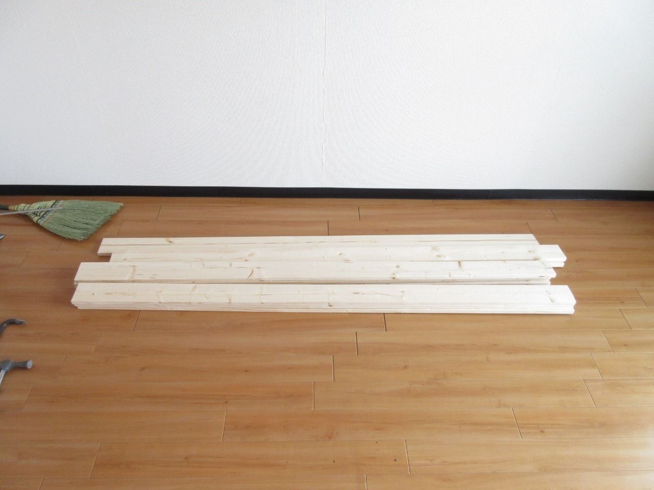 この作業台は1×4材（ワンバイフォー）を組み合わせて作ります。
ちなみに1×4材の寸法は、厚さが19ｍｍ、幅が89ｍｍの木材になります。
ホームセンターに行けば、見かけたことがあるかもしれません。