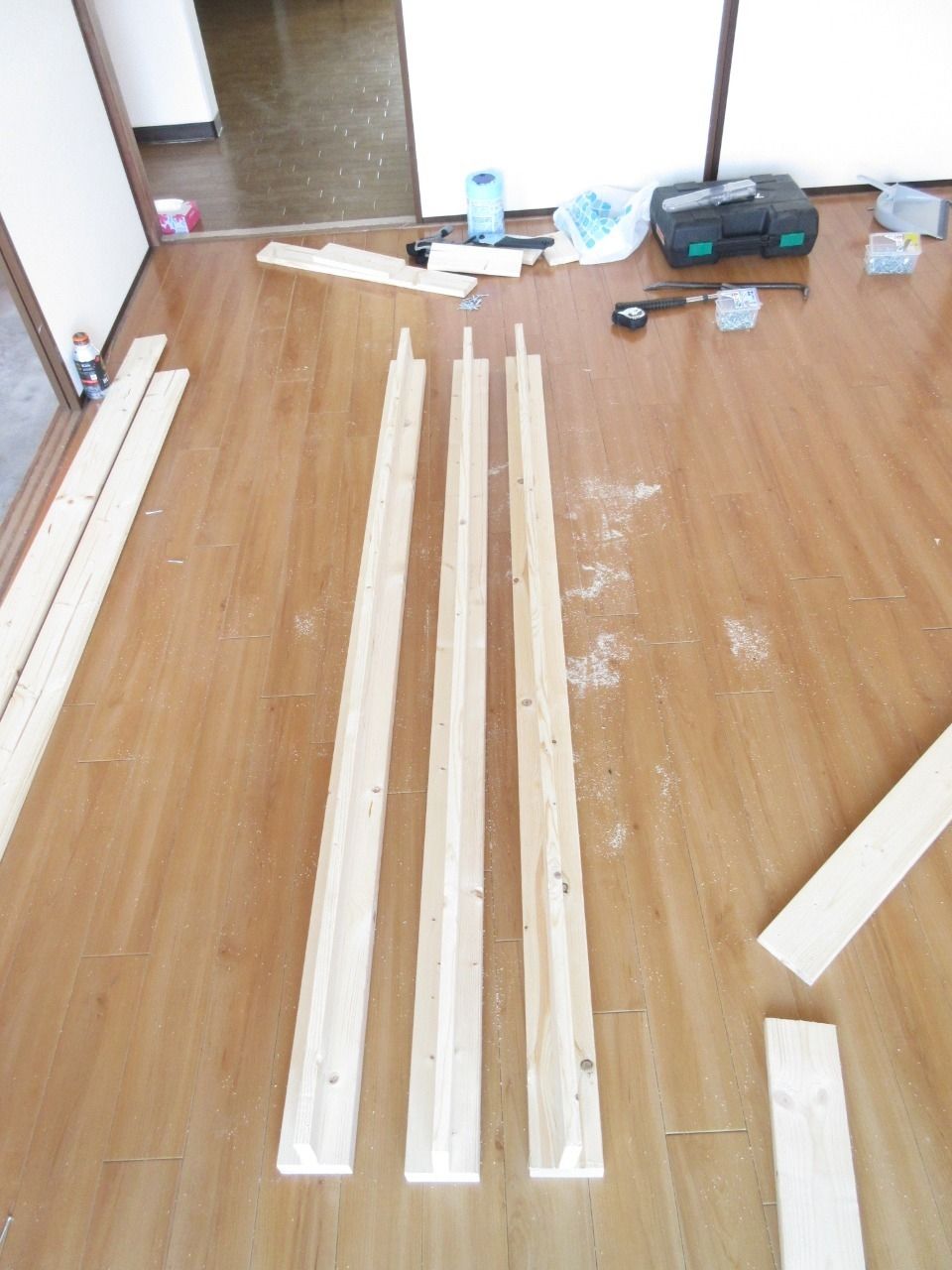 写真では分かりづらいので申し訳ないのですが、天板の木材を以前のモノよりも少し厚くしました。
改善前は1×4材（ワンバイフォー）で、改善後は2×4材（ツーバイフォー）を使用しました。