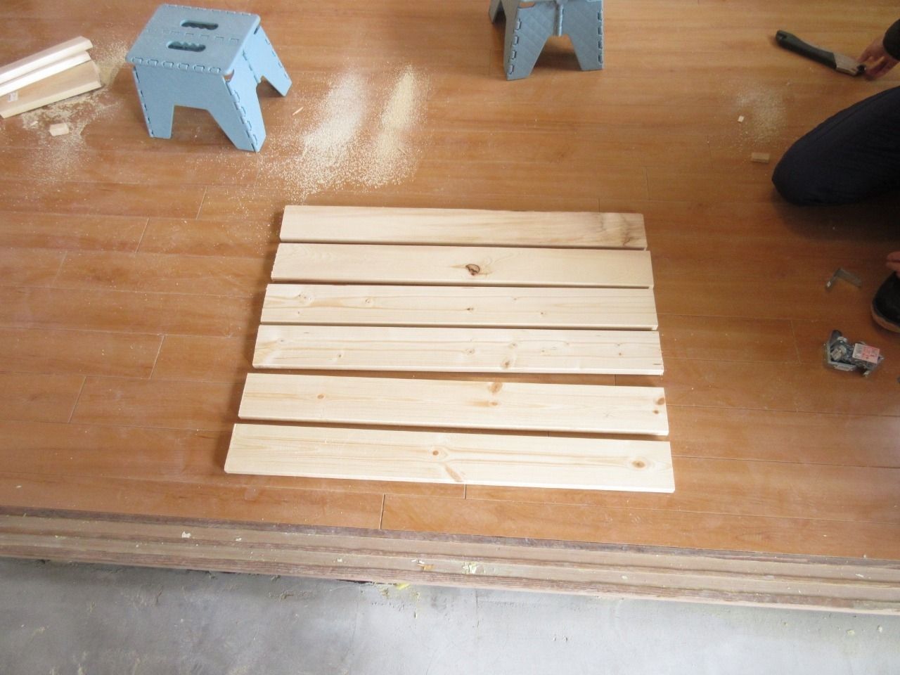 天井の下地となるベニヤ板が中央でたわまないように、1本の木材を入れます。
長手方向の木材間の寸法を測り、それに合わせて木材をカットします。
そして、この木材取り付けるためにＬ型金物を使用しました。