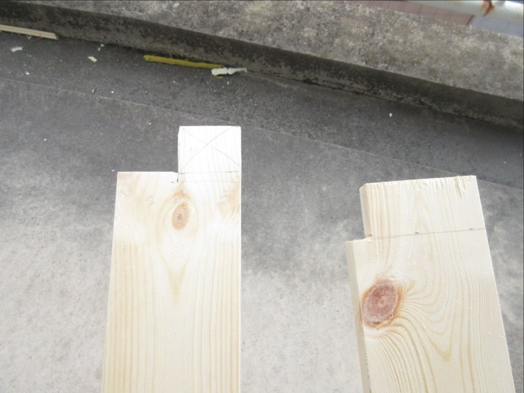 原因が分かったので1×4材の端部を部分的にカットして、上手く差し込めるようにしました。
このおかげで、1×4材がちゃんと壁際にはまったのでした。
そして長手方向の木材を全てセッティングすることができました。
