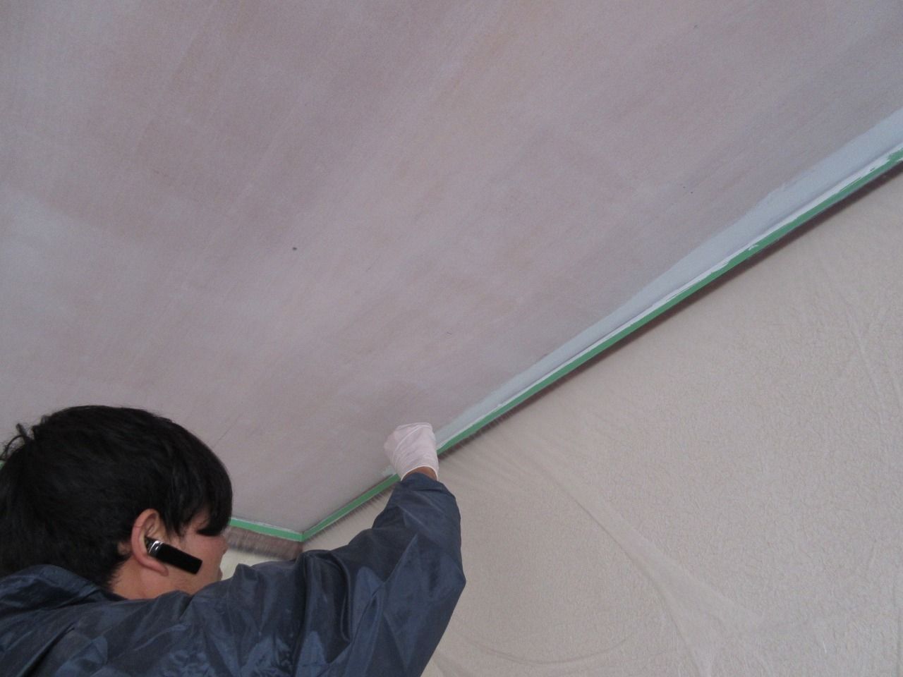 シーラーを塗った時と同じように、まず細かい部分である天井の際部分をハケを使って塗っていき、それが終わったらローラーバケを使って全体的に塗っていきます。