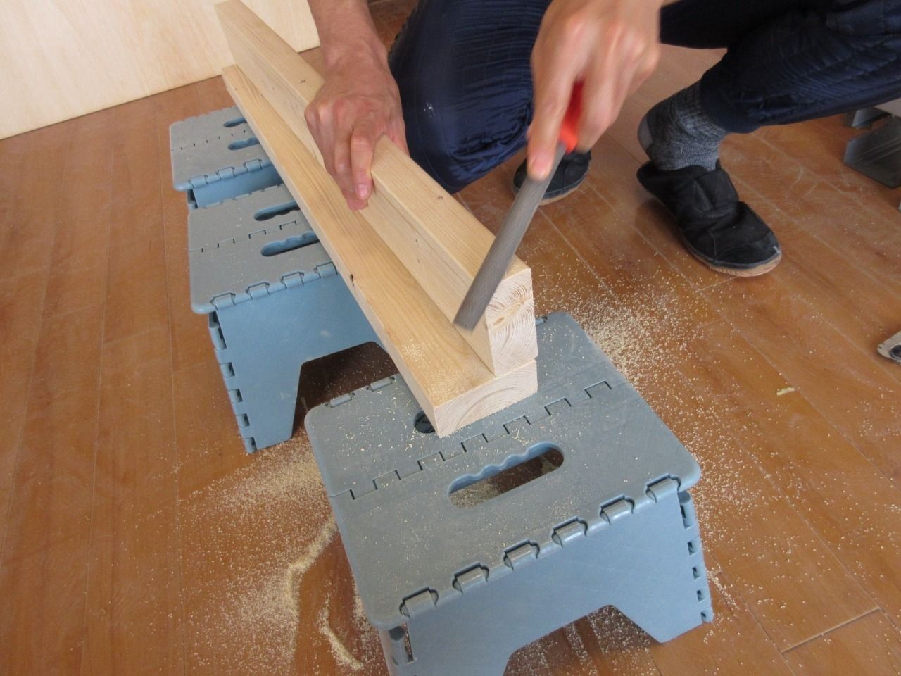 木材の小口の角を鉄ヤスリで削っていきます。
これは安全性を考慮して角を落し、面を取りました。