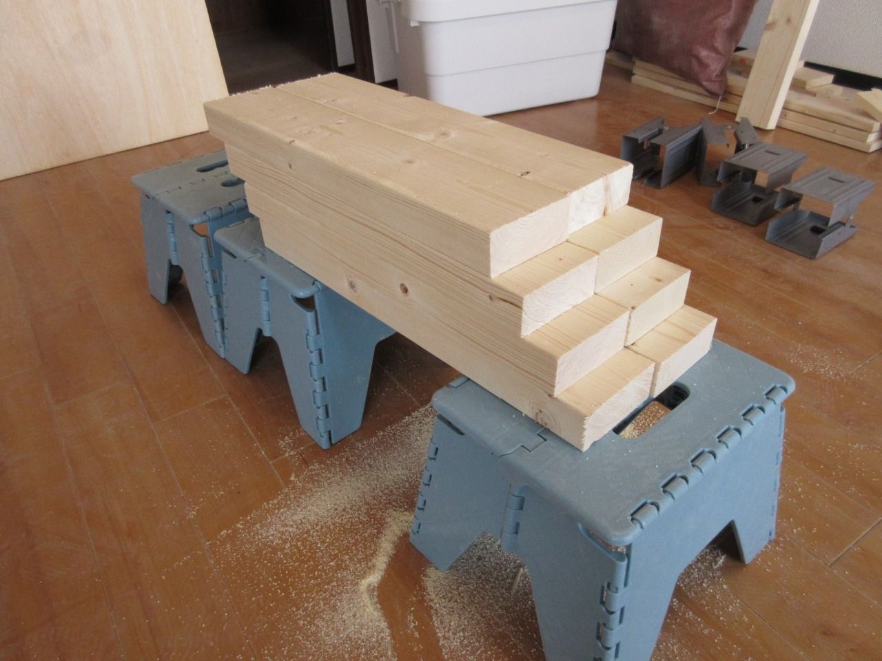 まずは脚となる木材を4本切り出していきます。
 カットする長さは、作りたい簡易テーブルや作業台の高さに合わせてカットしていきます。