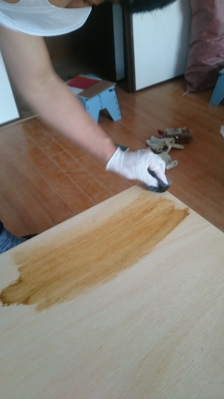木目に沿ってワックスを擦りこむように塗布していきます。
スチールウールを使う理由としては、木材が研磨されながら塗布できるので手触りも風合いも良くなります。