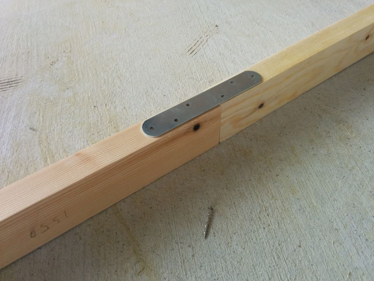 本当は桟木をジョイントせずに根太を組みたいところですが、材料の運搬などを考えた結果、一文字プレートを使ってジョイントすることにしました。
この一文字プレートをスクリュー釘を使って固定していきます。