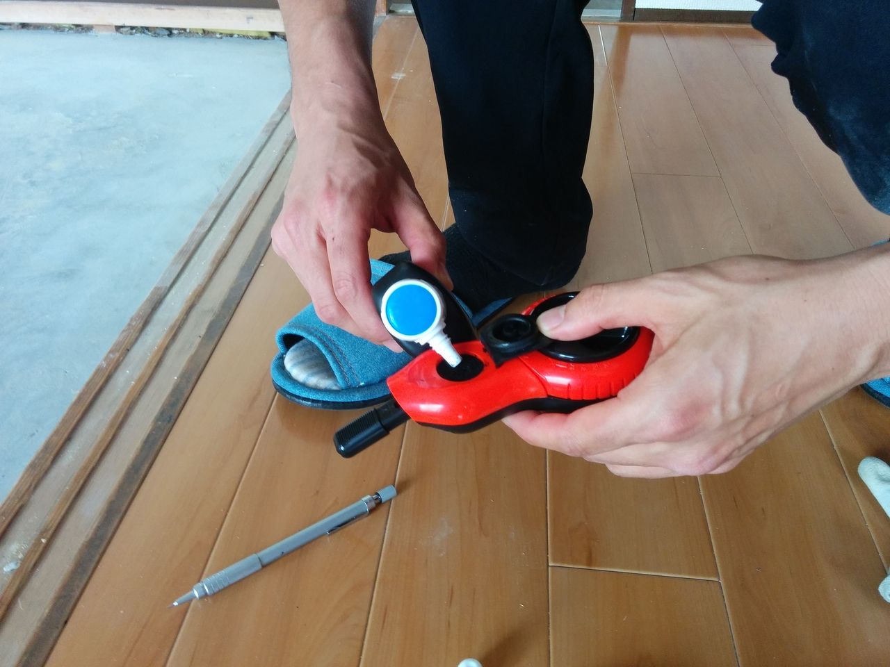 見たままなのですがこの道具を「墨つぼ」と言います。
こいつを使って基準となる墨を出していきます。
使い方は昔の大工さんが木材など加工のために糸を張って、その糸をはじくことで黒い線を出しているあのイメージです。