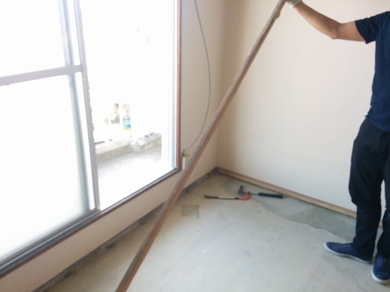 畳寄せとは、壁と畳の間に生じる隙間をふさぐための部材です。
これをバールを使って解体します。